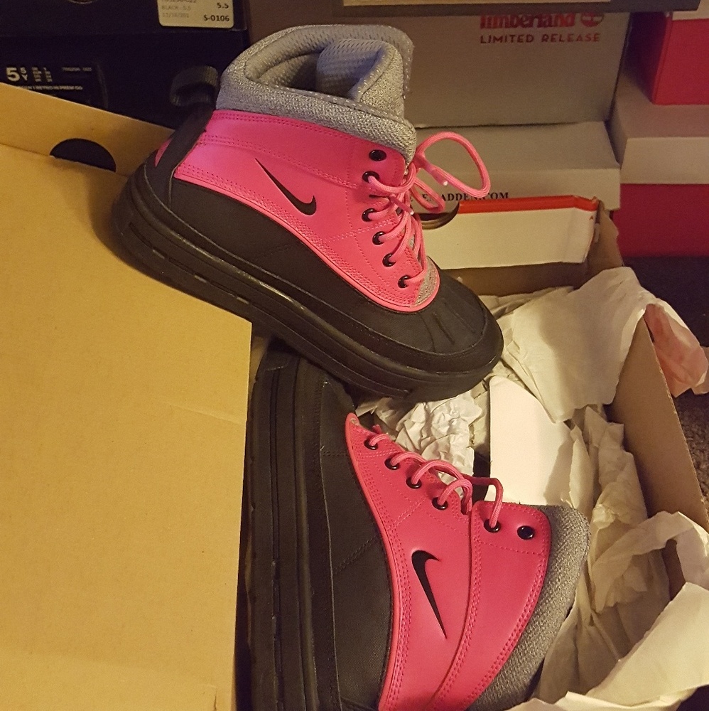 Size 5 ACG Nike boots